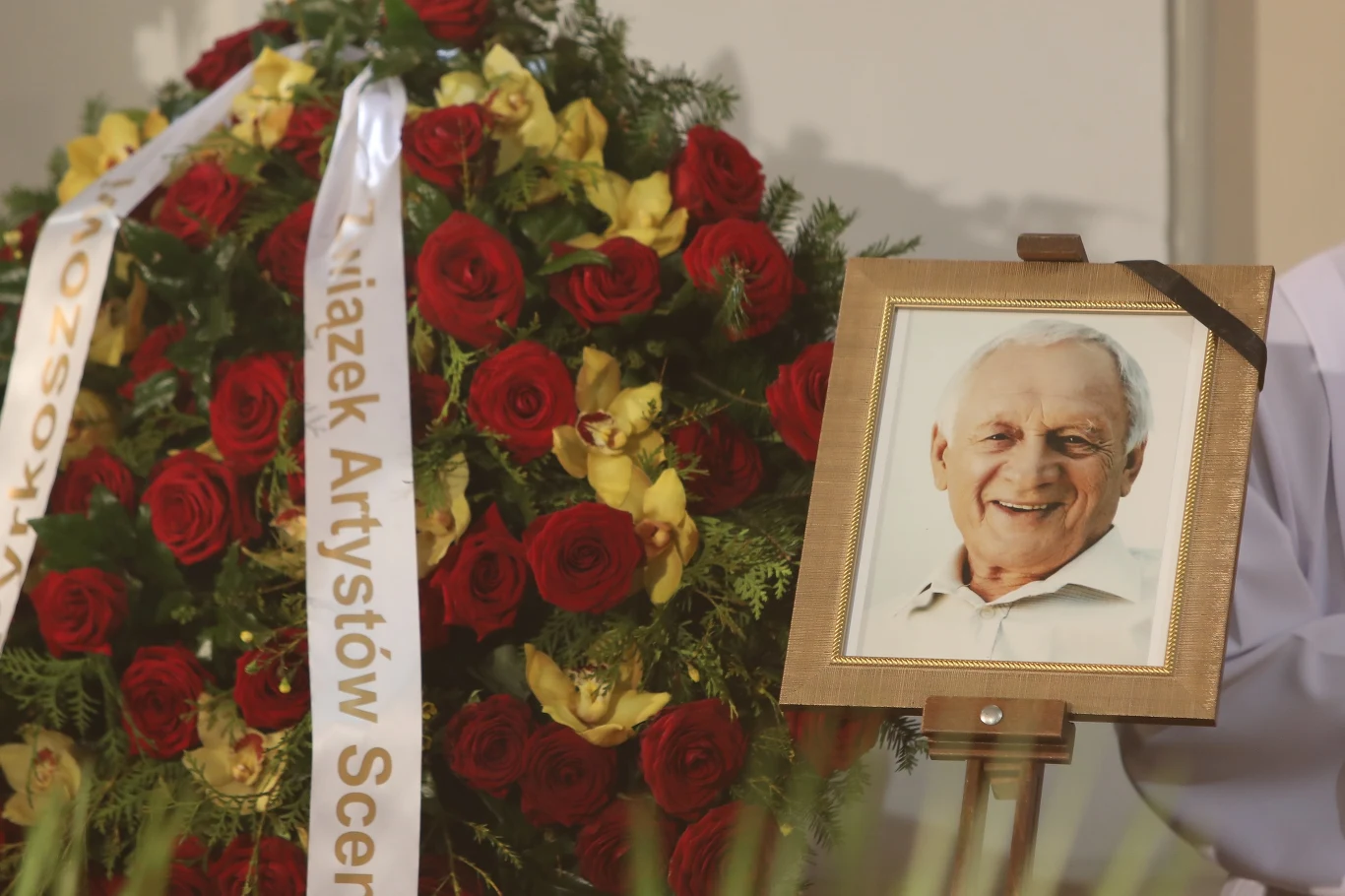 W piątek, 28 kwietnia, w podwarszawskiej Górze Kalwarii odbył się pogrzeb Witolda Pyrkosza.
 
Żałobna msza św. w intencji aktora została odprawiana w kościele parafialnym Niepokalanego Poczęcia NMP w Górze Kalwarii. Aktor spoczął na miejscowym cmentarzu.

fot. Stanisław Kowalczuk