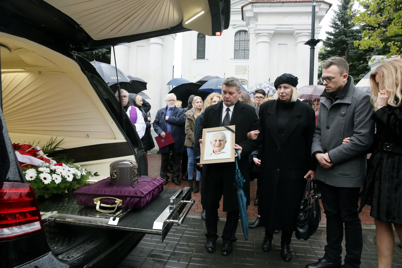 "Zapamiętamy Witolda Pyrkosza jako aktora pełnego inwencji, pasji, nowych pomysłów. Jako serdecznego, dobrego człowieka" - napisał prezydent Andrzej Duda w liście odczytanym podczas uroczystości pogrzebowych artysty.
