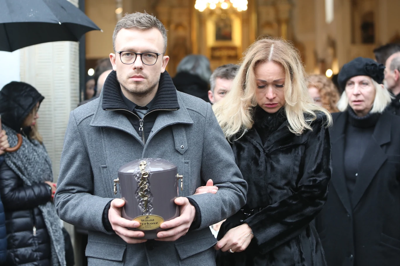 Syn Witolda Pyrkosza z urną z prochami ojca