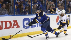 Władimir Tarasenko #91 z St. Louis Blues ucieka Ryanowi Ellisowi #4 z Nashville.