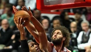 Al Horford #42 z Boston Celtics kontra Robin Lopez #8 z Chicago Bulls.