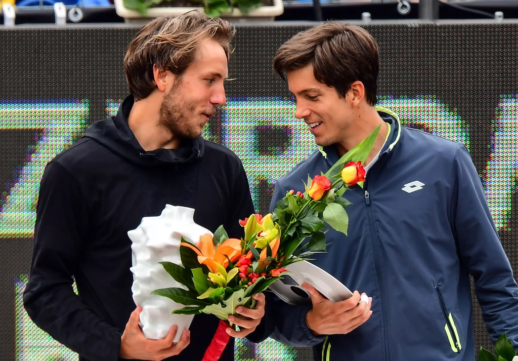 Lucas Pouille (z lewej) podczas ceremonii dekoracji