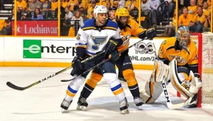P.K. Subban #76 z Nashville Predators zatrzymuje Ryana Reavesa #75 z St. Louis Blues przed bramkarzem Pekką Rinne #35. 