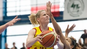 Magdalena Koperwas (z lewej) w meczu z Wisłą