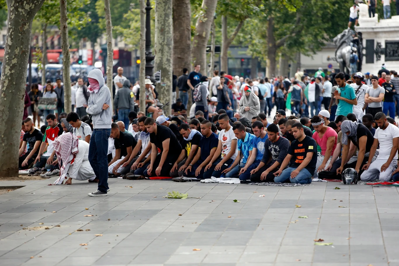 Muzułmanie modlą się w centrum Paryża 