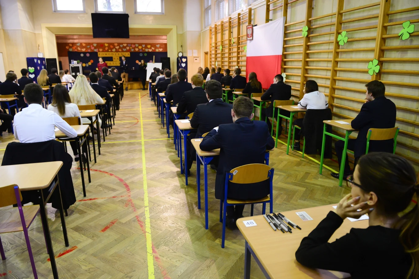 Uczniowie XXIV Liceum Ogólnokształcącego im. Cypriana Norwida w Warszawie podczas egzaminu maturalnego. Uczniowie XXIV Liceum Ogólnokształcącego im. Cypriana Norwida w Warszawie podczas egzaminu maturalnego.