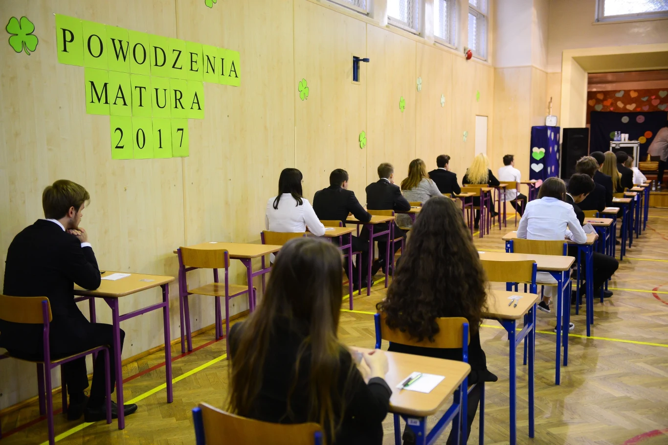 Uczniowie XXIV Liceum Ogólnokształcącego im. Cypriana Norwida w Warszawie podczas egzaminu maturalnego. Uczniowie XXIV Liceum Ogólnokształcącego im. Cypriana Norwida w Warszawie podczas egzaminu maturalnego.