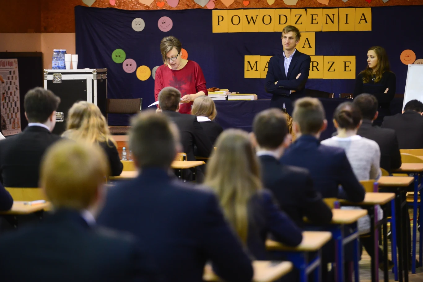 Uczniowie XXIV Liceum Ogólnokształcącego im. Cypriana Norwida w Warszawie podczas egzaminu maturalnego. Uczniowie XXIV Liceum Ogólnokształcącego im. Cypriana Norwida w Warszawie podczas egzaminu maturalnego.