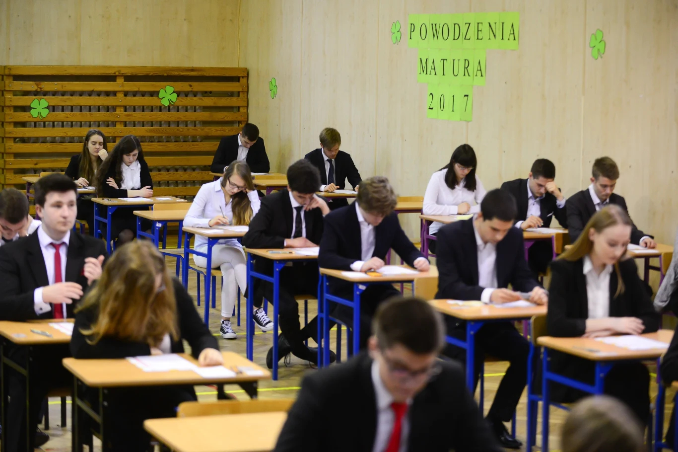 Uczniowie XXIV Liceum Ogólnokształcącego im. Cypriana Norwida w Warszawie podczas egzaminu maturalnego. Uczniowie XXIV Liceum Ogólnokształcącego im. Cypriana Norwida w Warszawie podczas egzaminu maturalnego.