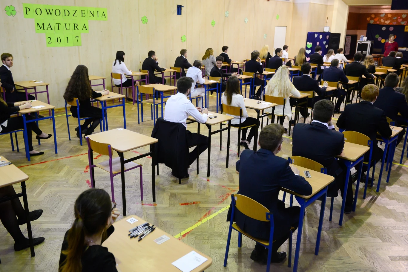 Uczniowie XXIV Liceum Ogólnokształcącego im. Cypriana Norwida w Warszawie podczas egzaminu maturalnego. Uczniowie XXIV Liceum Ogólnokształcącego im. Cypriana Norwida w Warszawie podczas egzaminu maturalnego.