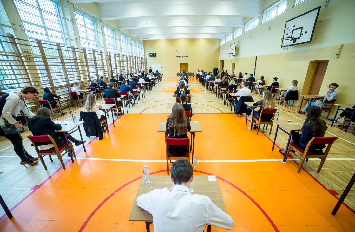 Uczniowie II Liceum Ogólnokształcącego im. Mikołaja Kopernika w Bydgoszczy przed rozpoczęciem egzaminu maturalnego. Uczniowie II Liceum Ogólnokształcącego im. Mikołaja Kopernika w Bydgoszczy przed rozpoczęciem egzaminu maturalnego.