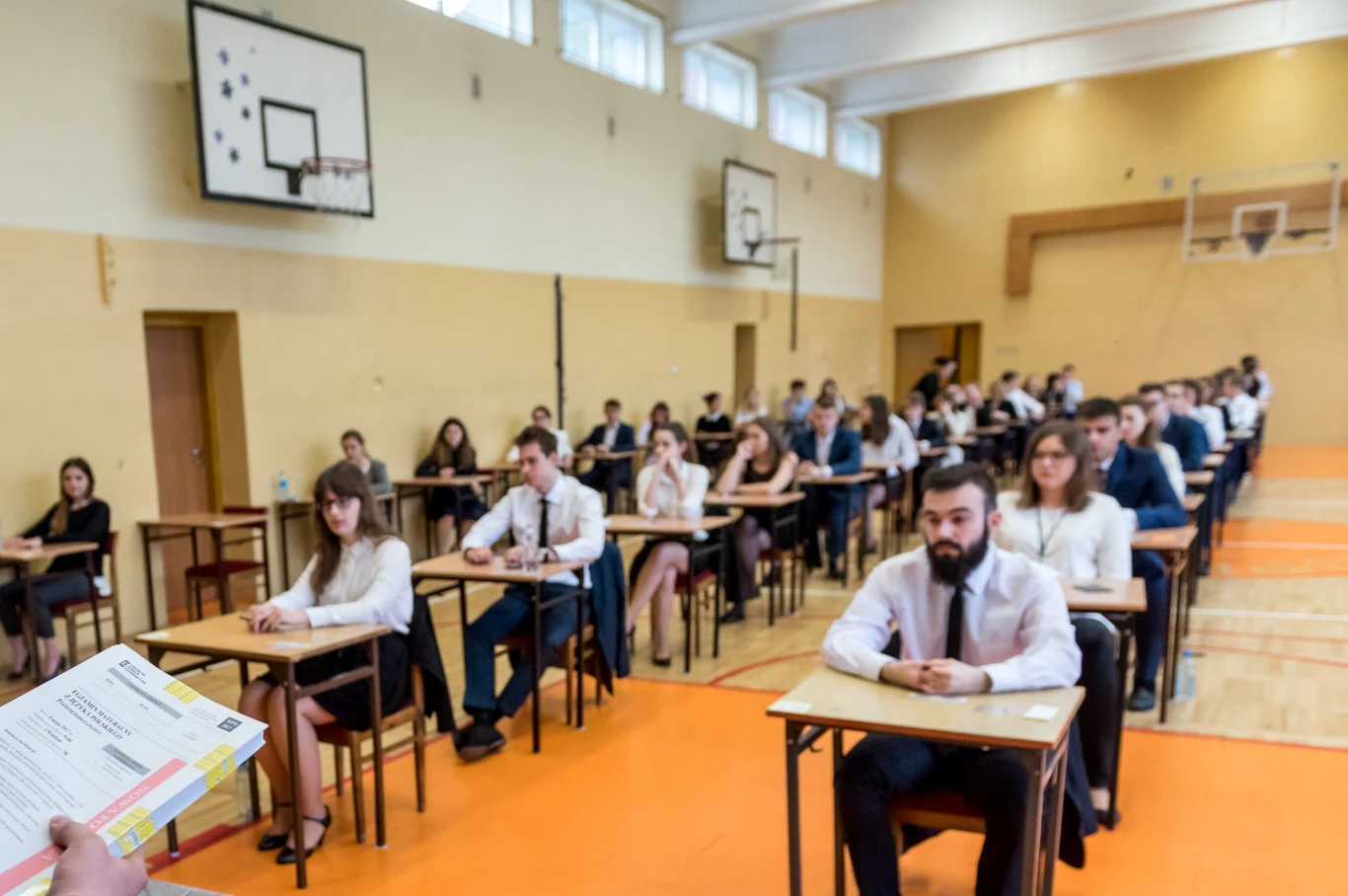 Uczniowie II Liceum Ogólnokształcącego im. Mikołaja Kopernika w Bydgoszczy przed rozpoczęciem egzaminu maturalnego. Uczniowie II Liceum Ogólnokształcącego im. Mikołaja Kopernika w Bydgoszczy przed rozpoczęciem egzaminu maturalnego.