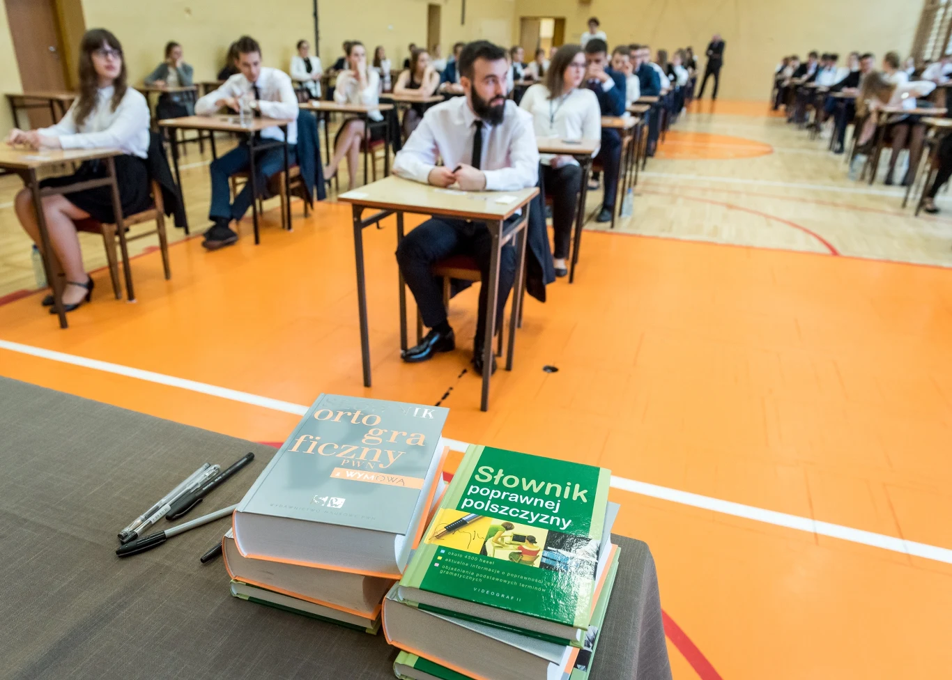 Uczniowie II Liceum Ogólnokształcącego im. Mikołaja Kopernika w Bydgoszczy przed rozpoczęciem egzaminu maturalnego. Uczniowie II Liceum Ogólnokształcącego im. Mikołaja Kopernika w Bydgoszczy przed rozpoczęciem egzaminu maturalnego.