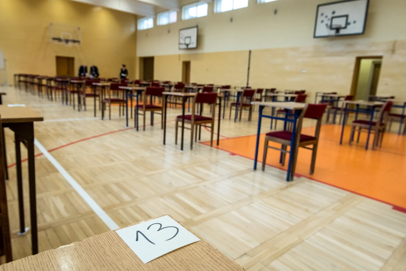 Uczniowie II Liceum Ogólnokształcącego im. Mikołaja Kopernika w Bydgoszczy przed rozpoczęciem egzaminu maturalnego. Uczniowie II Liceum Ogólnokształcącego im. Mikołaja Kopernika w Bydgoszczy przed rozpoczęciem egzaminu maturalnego.