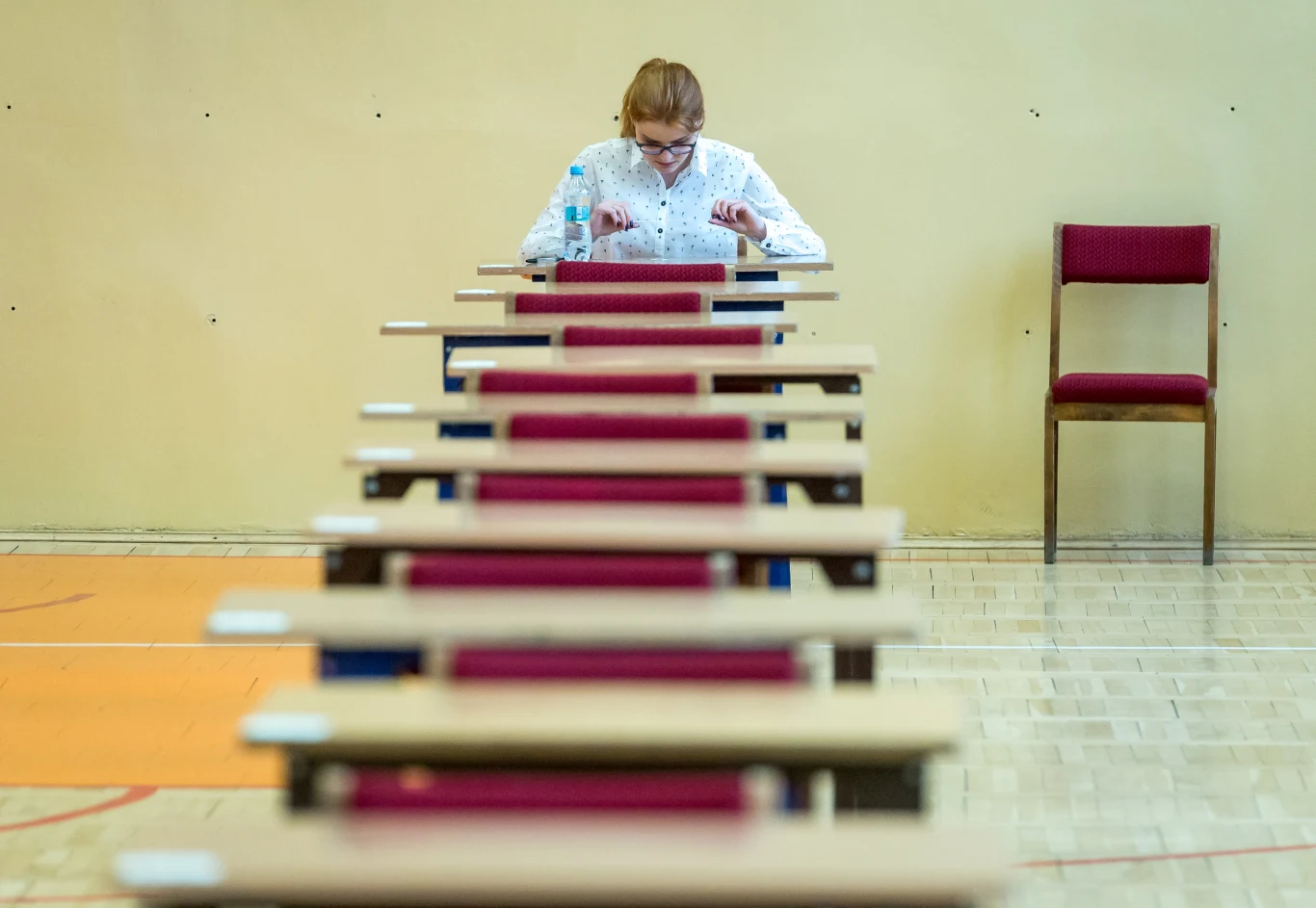 Uczniowie II Liceum Ogólnokształcącego im. Mikołaja Kopernika w Bydgoszczy przed rozpoczęciem egzaminu maturalnego. Uczniowie II Liceum Ogólnokształcącego im. Mikołaja Kopernika w Bydgoszczy przed rozpoczęciem egzaminu maturalnego.