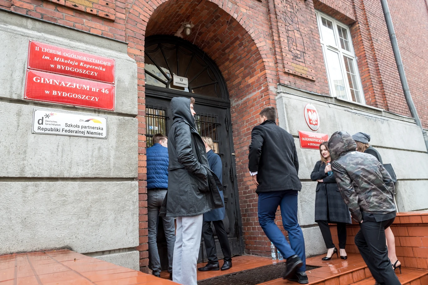 Uczniowie II Liceum Ogólnokształcącego im. Mikołaja Kopernika w Bydgoszczy przed rozpoczęciem egzaminu maturalnego. Uczniowie II Liceum Ogólnokształcącego im. Mikołaja Kopernika w Bydgoszczy przed rozpoczęciem egzaminu maturalnego.