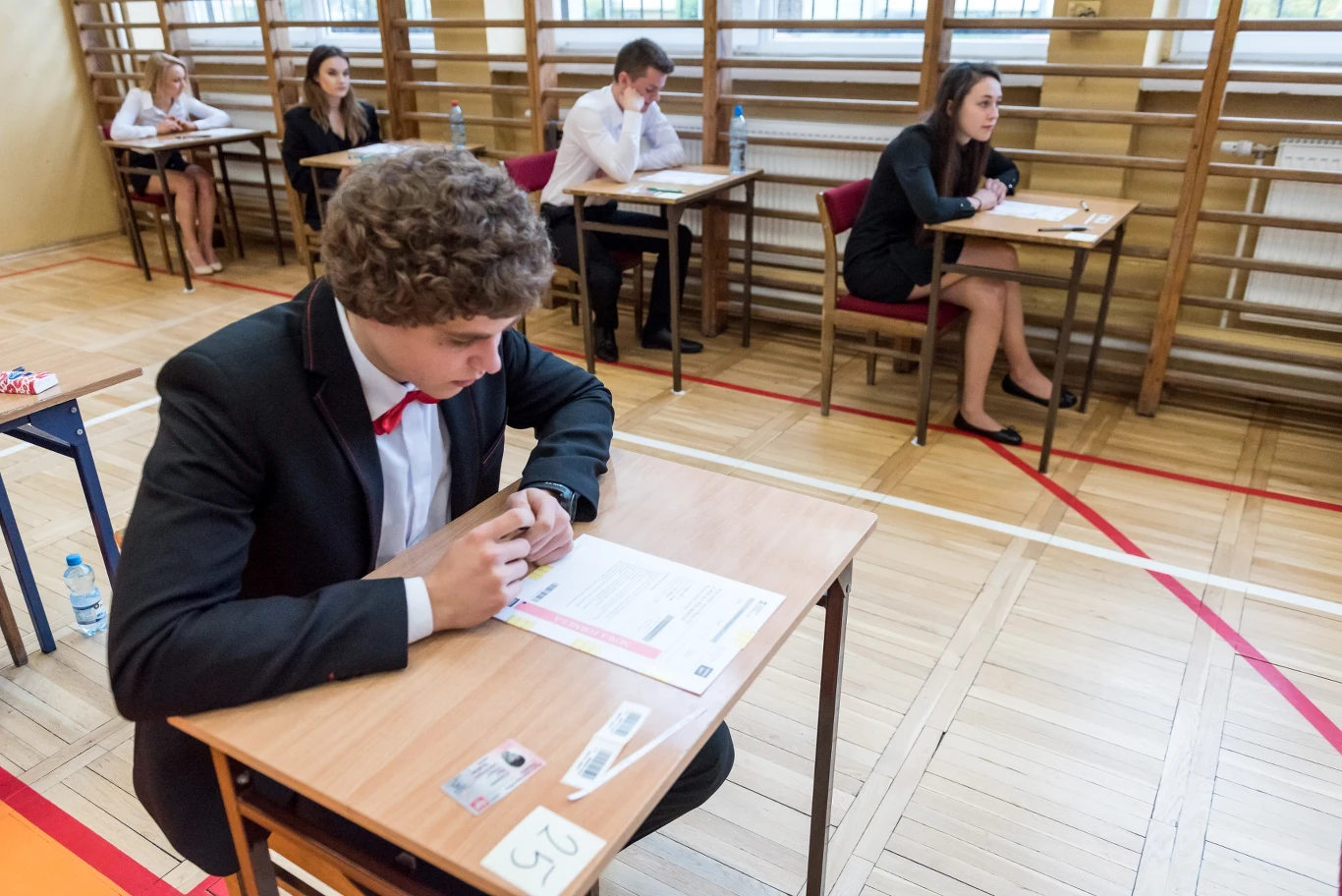 Uczniowie II Liceum Ogólnokształcącego im. Mikołaja Kopernika w Bydgoszczy przed rozpoczęciem egzaminu maturalnego. Uczniowie II Liceum Ogólnokształcącego im. Mikołaja Kopernika w Bydgoszczy przed rozpoczęciem egzaminu maturalnego.