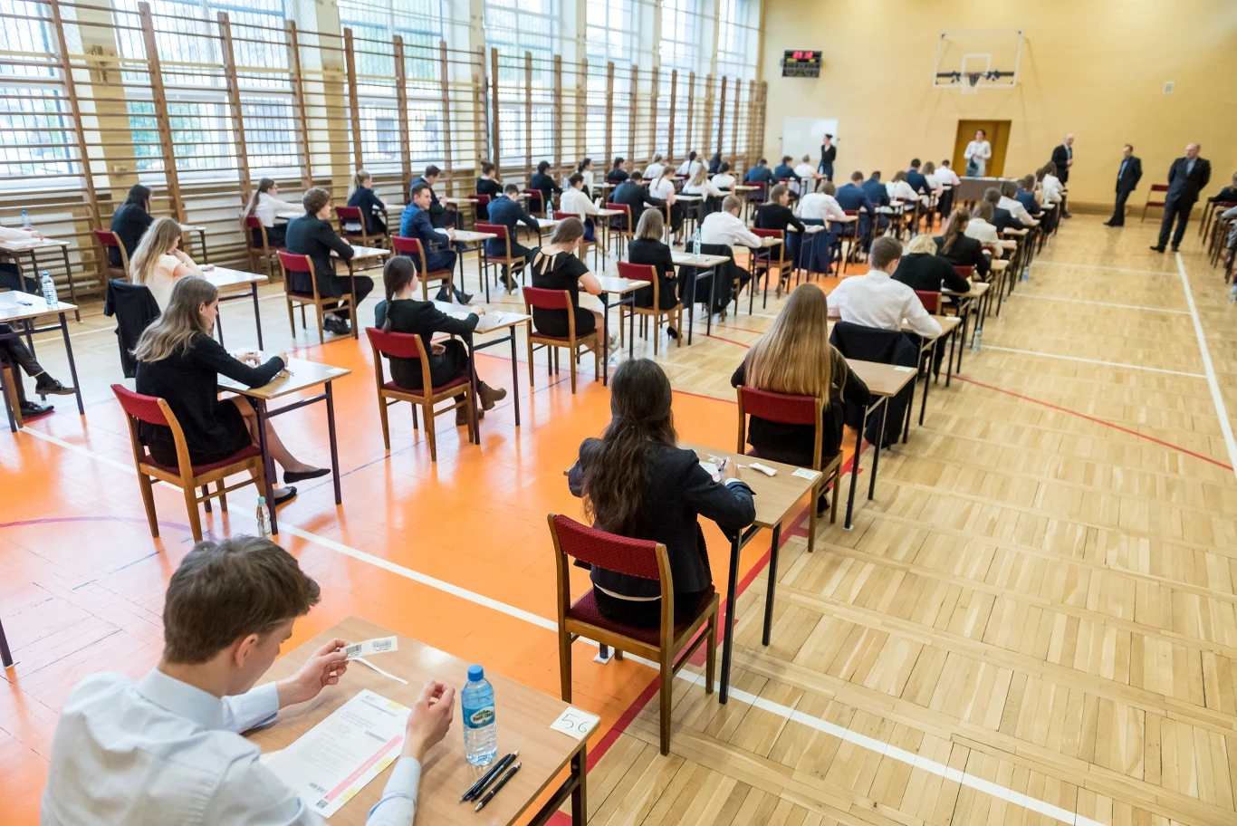 Uczniowie II Liceum Ogólnokształcącego im. Mikołaja Kopernika w Bydgoszczy przed rozpoczęciem egzaminu maturalnego. Uczniowie II Liceum Ogólnokształcącego im. Mikołaja Kopernika w Bydgoszczy przed rozpoczęciem egzaminu maturalnego.