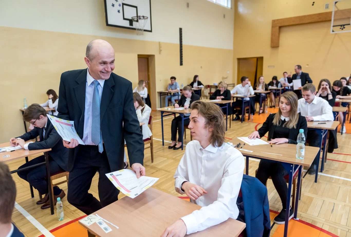 Uczniowie II Liceum Ogólnokształcącego im. Mikołaja Kopernika w Bydgoszczy przed rozpoczęciem egzaminu maturalnego. Uczniowie II Liceum Ogólnokształcącego im. Mikołaja Kopernika w Bydgoszczy przed rozpoczęciem egzaminu maturalnego.