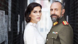 Azize (Bergüzar Korel) i Cevdet (Halit Ergenç) – małżonkowie, których rozdzieliła historia. Czy kiedykolwiek jeszcze będą razem?