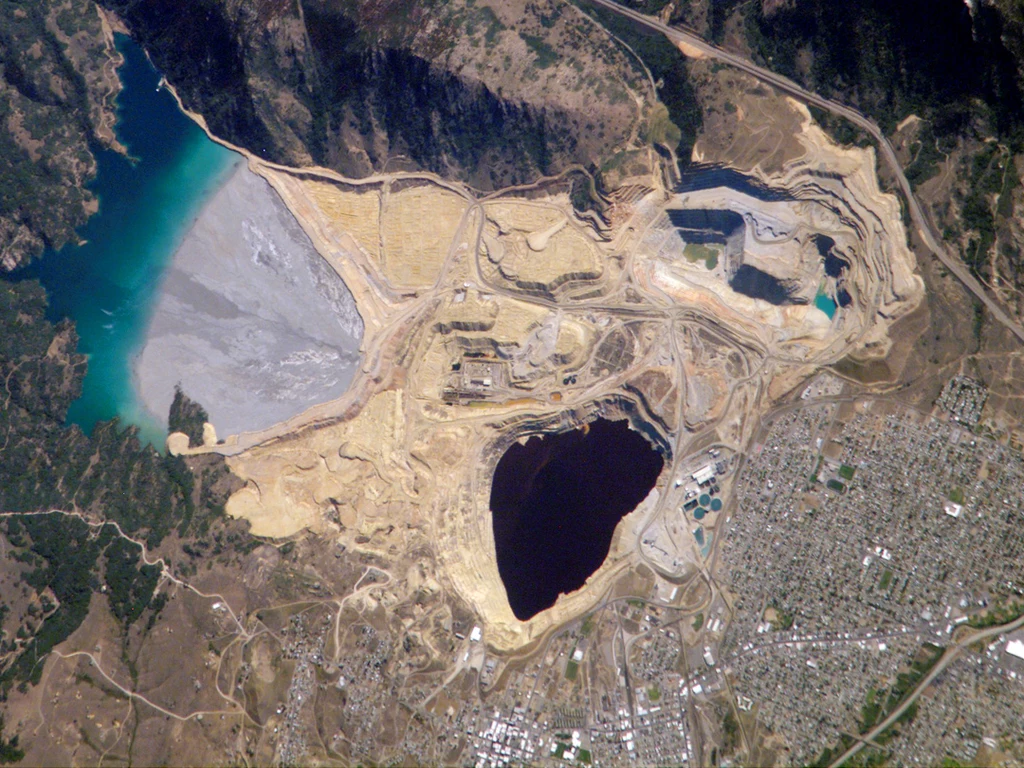 Tak prezentuje się Berkeley Pit z satelity