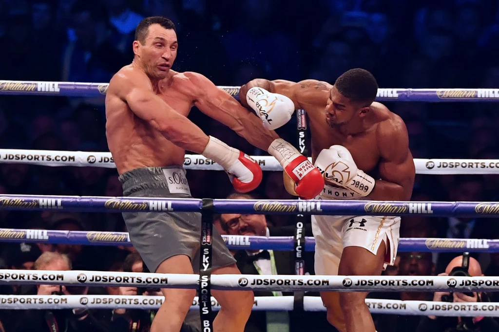 Anthony Joshua (z prawej) znokautował Władimira Kliczkę