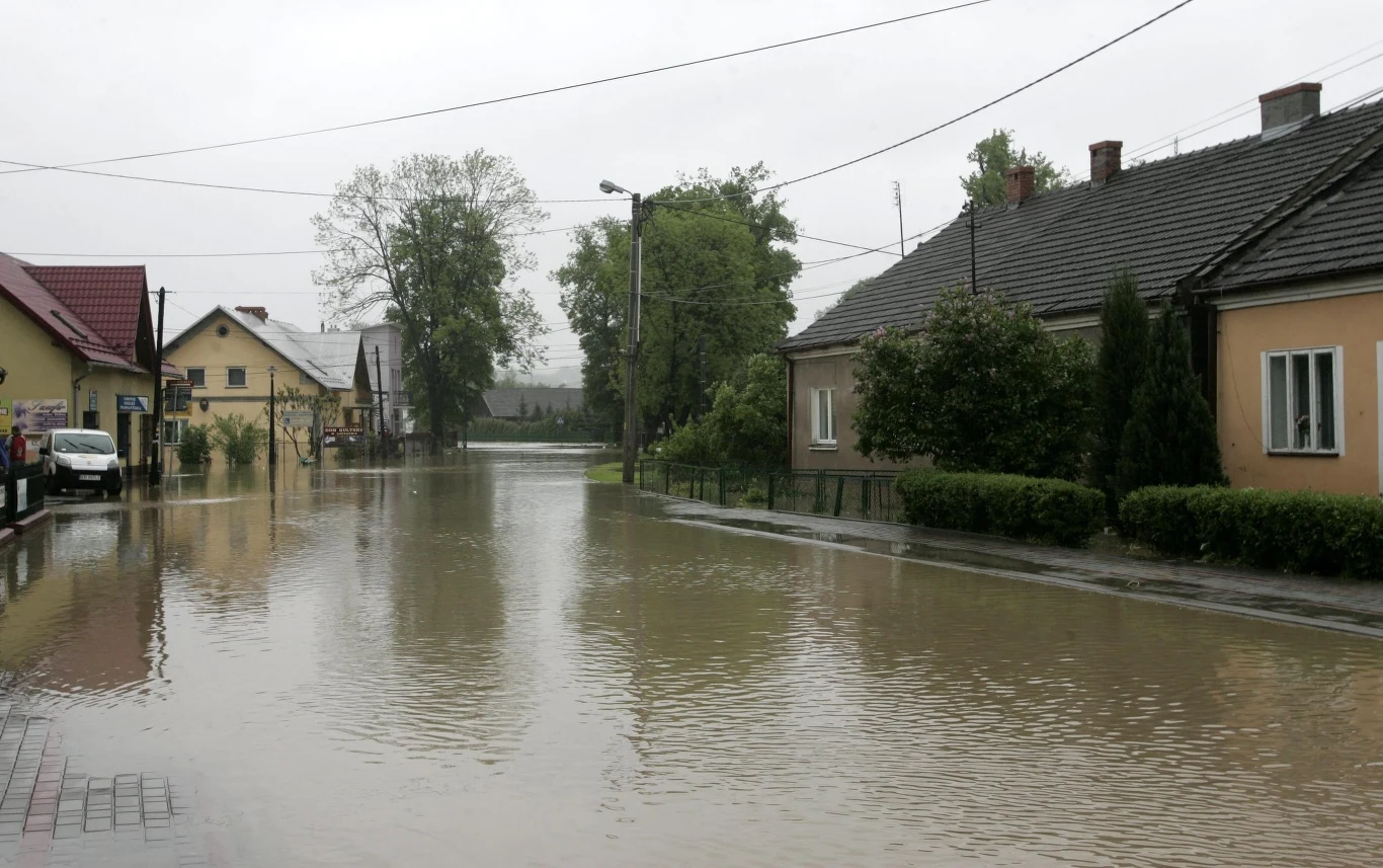 W 2010 roku w Małopolsce przybrała rzeka Raba. Ucierpiały domy w wielu miasteczkach i wsiach W 2010 roku w Małopolsce przybrała rzeka Raba. Ucierpiały domy w wielu miasteczkach i wsiach