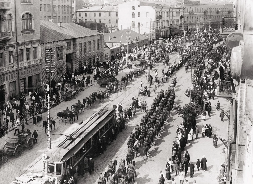 W dużych miastach o uciechy było łatwiej. N/z: Wojsko Polskie wkracza do Kijowa