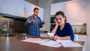 Zaciąganie nowych kredytów to najgorsze, co może zrobić osoba zadłużona