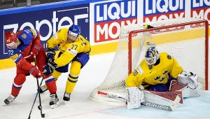 Rosjanin Artiemij Panarin (z lewej) oraz Szwedzi - Victor Hedman (w środku) i Viktor Fasth