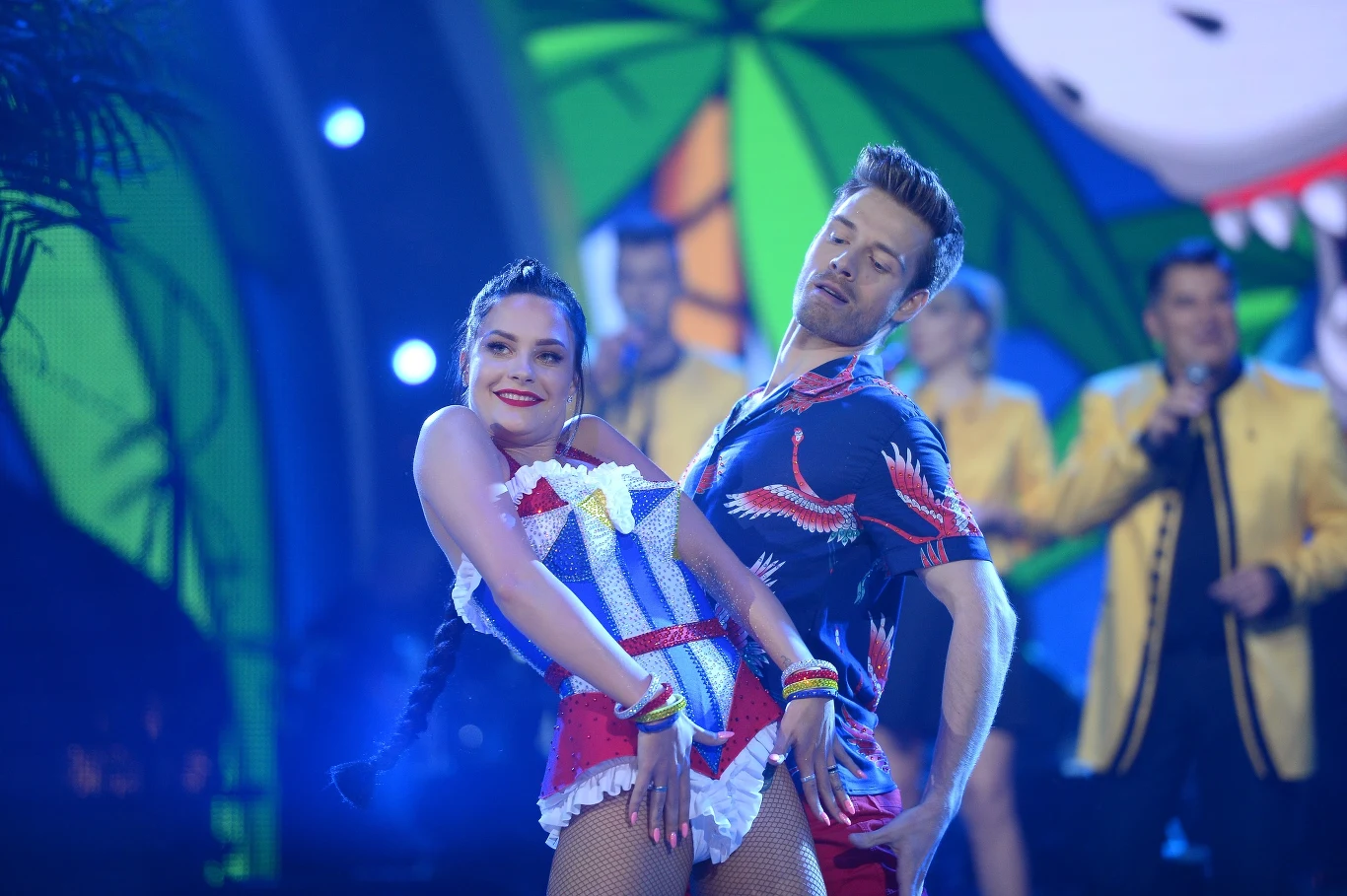 Marcin Korcz i Natalia Omyła zatańczyli sambę do hitu Bayer Full „Jedno niebo”. „Ogrodowych krasnali tylko mi zabrakło” – Michał Malitowski był pod wrażeniem scenograficznego bogactwa występu. Juror zwrócił uwagę na płynność w ruchu ciała, którą zaprezentował aktor. „Zazwyczaj jesteś mechaniczny i techniczny, dziś się obudziłeś”- spuentował Malitowski. Iwona Pavlović była zachwycona „show”, pochwaliła sceniczny luz Korcza, skarciła jednak aktora za „okropne stopy”. Para otrzymała 36 punktów.