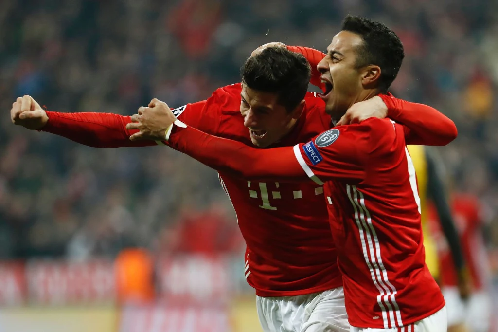 Wraz z Robertem z narodzin Klary, cieszą się jego koledzy z drużyny! Wraz z Robertem z narodzin Klary, cieszą się jego koledzy z drużyny!