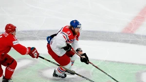 Czech Jakub Voraczek mija  Jewgienija Lisowca z Białorusi.