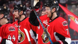 Kyle Turris (z prawej) zdobył zwycięską bramkę dla Ottawa Senators