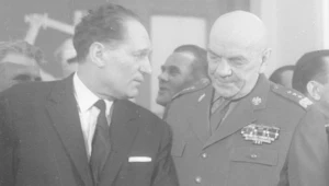 Fragment uroczystości w siedzibie ZBoWiD. Mieczysław Moczar (z lewej) rozmawia z generałem Zygmuntem Berlingiem