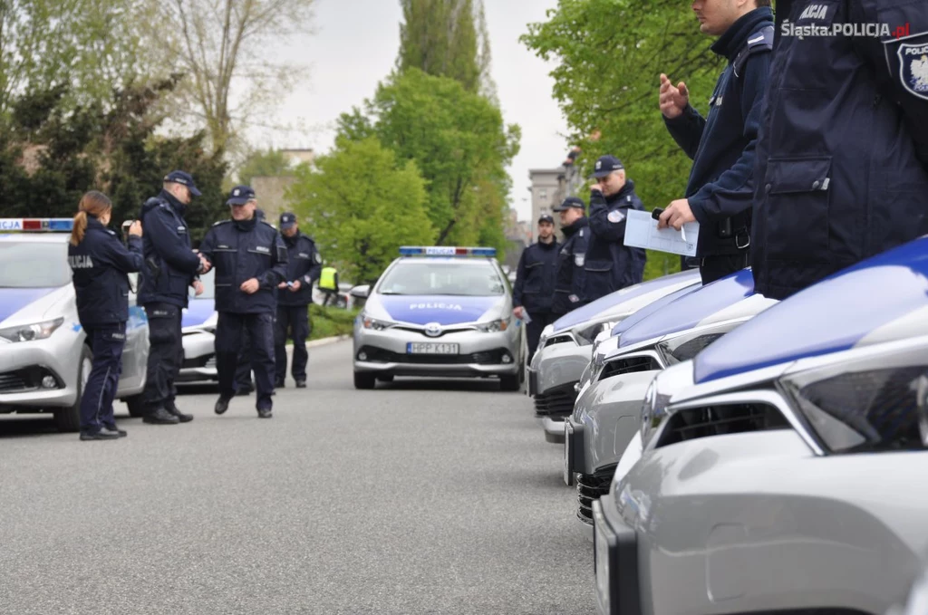 Policjanci będą jeździć hybrydowymi Toyotami Auris