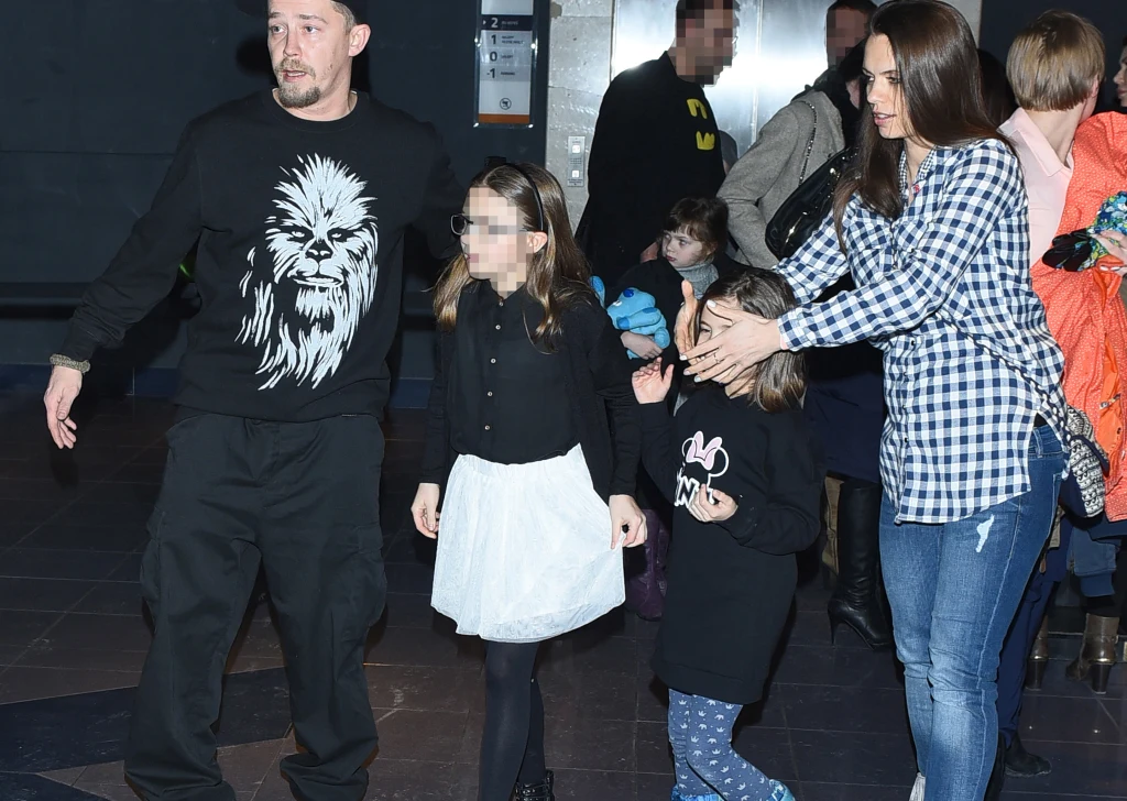 Bartosz Obuchowicz z żoną i córkami