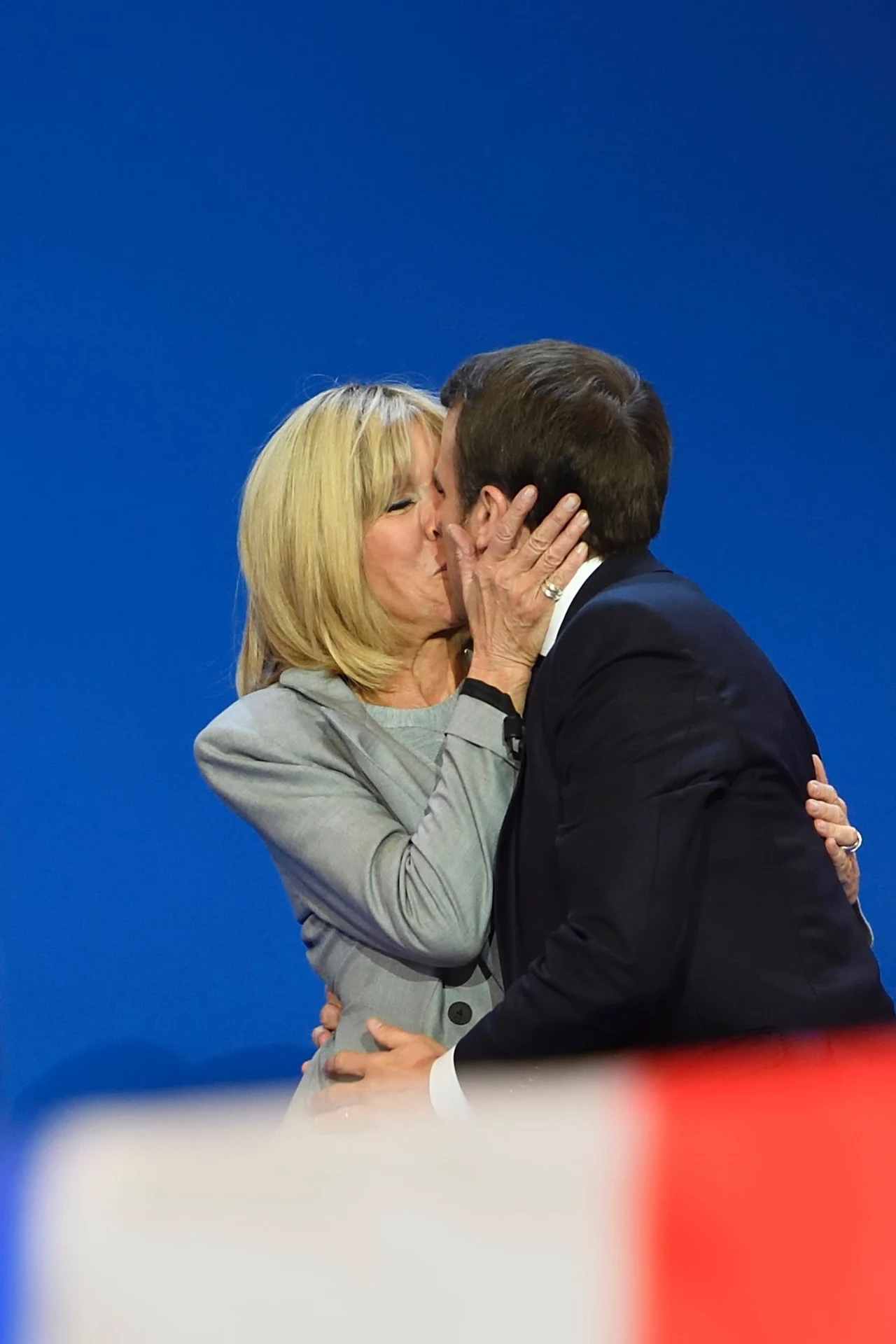 Prezydent Francji całuje swoją żonę Prezydent Francji całuje swoją żonę