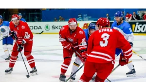 Marcin Kolusz (1. z lewej) będzie grał z Krzysztofem Zapałą (w środku) nie tylko w reprezentacji Polski, ale też w Podhalu. Z prawej Bartosz Ciura w meczu z Kazachstanem na MŚ w Kijowie. Fot. Andriej Basewicz/IIHF.com