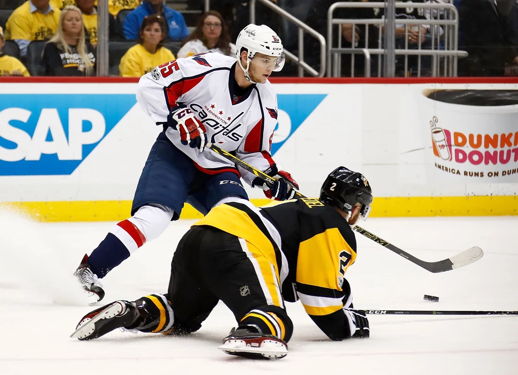 Andre Burakovsky strzelił dwa gole w szóstym meczu z Pittsburgh Penguins Andre Burakovsky strzelił dwa gole w szóstym meczu z Pittsburgh Penguins