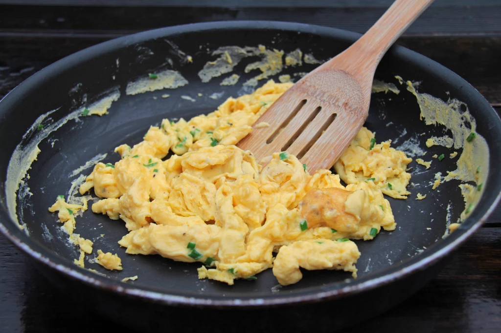 Aby jajecznica była jeszcze zdrowsza wystarczy nie dodawać do niej tłuszczu podczas smażenia