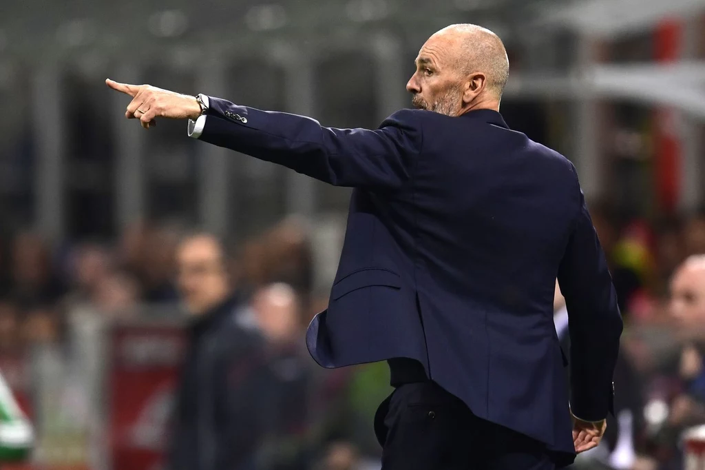 Stefano Pioli podczas meczu na Stadio Giuseppe Meazza Stefano Pioli podczas meczu na Stadio Giuseppe Meazza