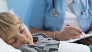 Do najwcześniejszych objawów, obserwowanych już u najmłodszych dzieci, należą uporczywy kaszel, częste infekcje dróg oddechowych, luźne, cuchnące stolce i brak przybierania na wadze