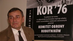 Biurem kierowali Zofia i Zbigniew Romaszewscy (na zdjęciu Zbigniew Romaszewski)