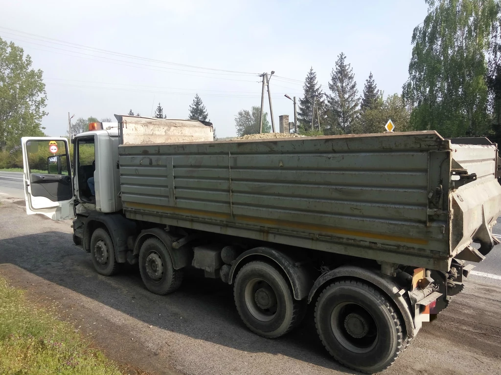 Ta ciężarówka w ogóle nie powinna poruszać się po drogach / Fot: ITD