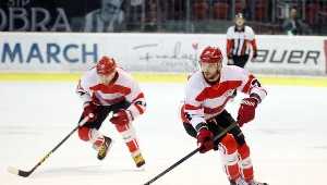 Tomasz Sykora (przy krążku, z lewej Filip Drzewiecki) zostaje w Cracovii.