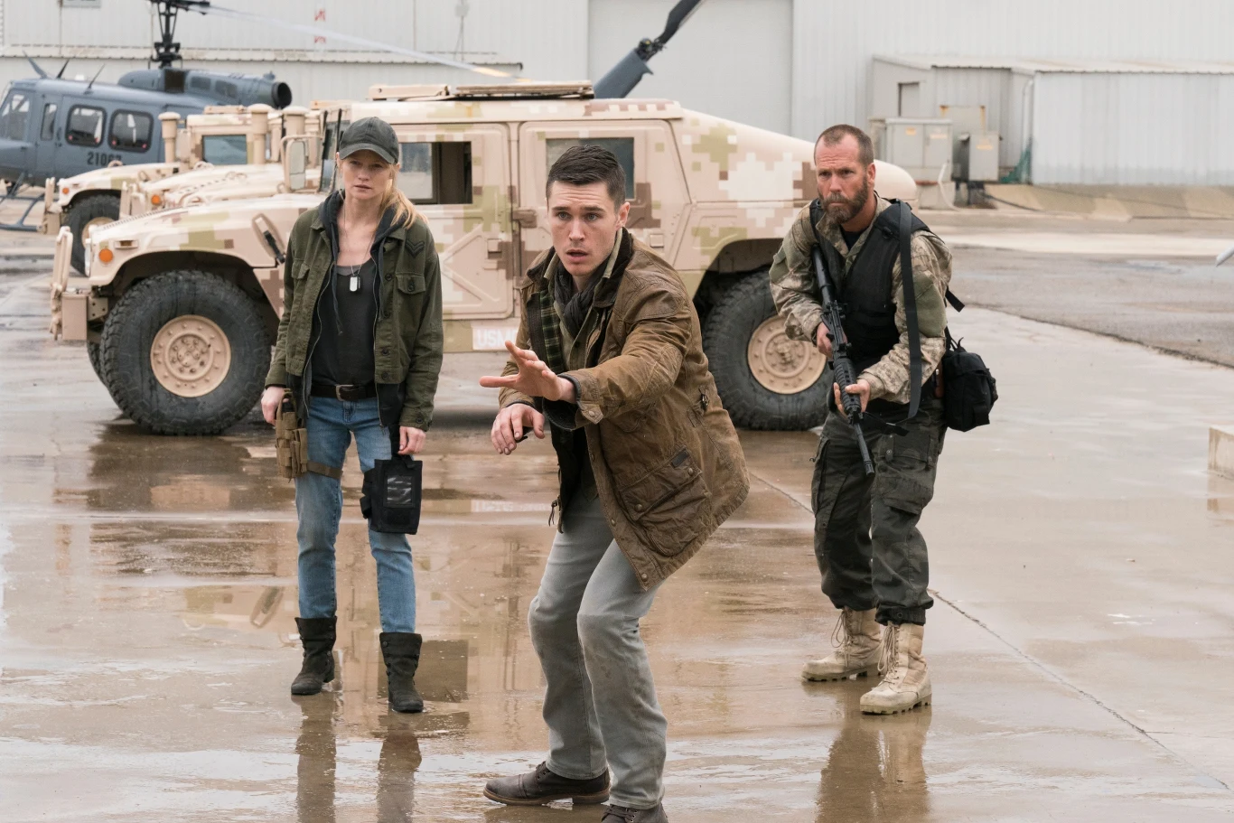 Scena z 3. sezonu "Fear the Walking Dead". Na pierwszym planie Sam Underwood (Jake Otto)