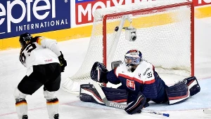 Słowacki bramkarz Julius Hudaczek broni strzał Matthiasa Plachty