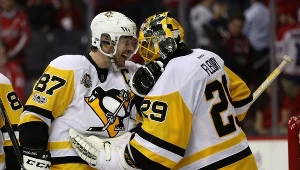 Sidney Crosby (z lewej) i Marc-Andre Fleury cieszą się z awansu Pittsburgh Penguins