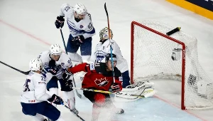 Kanadyjczyk Brayden Point w ataku na francuską bramkę